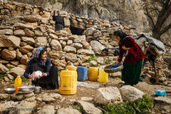 خدارحم داودی ۶۷ساله از اهالی روستای ده‌عودی است. دختران او، زهرا و مریم برای شستن ظروف و لباس‌ها باید مسیر ۳ کیلومتری تا رودخانه را پیموده تا بتوانند گالن ده لیتری را آب کنند.