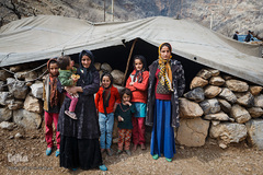 خانواده علی مددی (سمیه، صدیقه، طیبه، ستایش، نیایش، سحر و مادرشان خدیجه) اهل روستای ده‌عودی هستند، خدیجه نوروزی می‌گوید: «چند روزی است چشم سمیه عفونت شدید کرده است، نزدیکترین پزشک در فاصله ۷۰ کیلومتری اینجا است و به علت فقر امکان رفتن و درمان او را نداریم.»