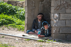 فاطمه و علی هر روز صبح تا عصر در ایستگاه نزدیک خانه می‌نشینند و به مسافرانی که گاهی از انجا رد می‌شوند نگاه می‌کنند. 

