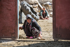 آمنه ۳۰ساله در خانه می‌ماند و در کارهای خانه کمک می‌کند.