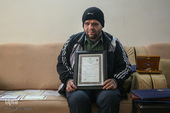 احمد پارسا ۳۵ ساله است. وی روشندل و کم شنوا است و در زمینه حفظ و مفاهیم قرآن فعال و موفق به دریافت ۱۵ لوح و تقدیرنامه در مسابقات قرآنی شده است.