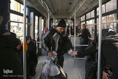 او اجناس خود را از طریق حس لامسه می‌شناسد و اطلاعات آن را می‌داند. گاهی نیز از مشتریان خود در خصوص کیفیت اجناس‌اش پرس‌و‌جو می‌کند.