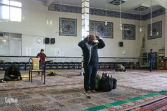 او در زمان نماز هر جایی که باشد به نزدیک‌ترین مسجد برای اقامه نماز مراجعه می‌کند. او می‌گوید: بارها پیش آمده است که بعد از نماز وسایل‌ام را دیگر پیدا نکرده‌ام.