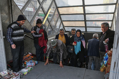 احمد پارسا گاهی به برادر روشندل‌اش که در خروجی ایستگاه مترو فروشندگی می‌کند سر می‌زند. عروسی برادر احمد چند روز دیگر است.