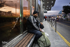 او می‌گوید: گاهی یک ساعت یا بیشتر منتظر اتوبوس نشسته‌ام و زمانی که خیلی شلوغ باشد سوار اتوبوس نمی‌شوم.