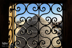 مسجد و مدرسه علمیه معّیرالممالک بزرگترین گنبد خشتی تهران را دارد.
