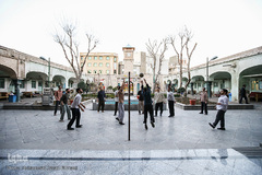 خارج از فضای بازار اطراف، در حیاط مدرسه علمیه معّیرالممالک سرزندگی موج می‌زند، به گونه‌ای که در اکثر ساعات خارج درس فضای پرنشاطی در حیاط مدرسه به چشم می‌خورد.