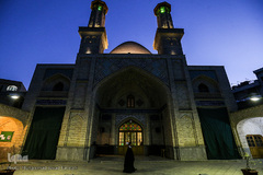 نمای مدرسه علمیه معّیرالممالک در شب جلوه ویژه‌ای دارد.