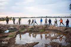 سیلاب در شهرستان کارون و تلاش برای مقابله با آن