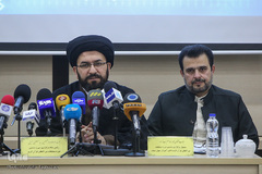 از راست محمدرضا مسیب زاده و حجت‌الاسلام والمسلمین سید مصطفی حسینی در نشست خبری مسابقات بین المللی قرآن کریم