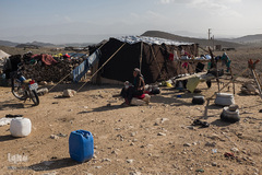 فاطمه پشت چادر به بهنام فرزندکوچک خود شیر می‌دهد. او چهار فرزند دارد: بهرام پسر بزرگش کلاس پنجم،فردین کلاس سوم، دخترش فرزانه کلاس اول و بهنام شیرخواره است. فاطمه با انبوهی از کارهای روزمره و مواظبت از حشمت، تربیت چهار فرزند را نیز بر عهده دارد.