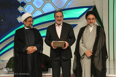 از راست حجت‌الاسلام سیدمهدی خاموشی، رییس سازمان اوقاف‌و‌امور خیریه، سید محمد بطحایی، وزیر آموزش‌و‌پرورش و حجت الاسلام و المسلمين حميد محمدی در اختتامیه طرح ملی بشارت ۱۴۵۲