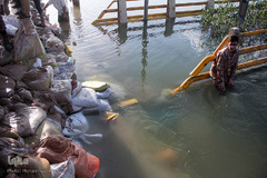 تلاش برای مقابله با سیل در اهواز