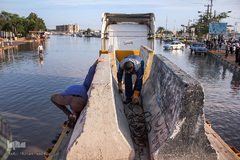 تلاش برای مقابله با سیل در اهواز