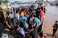 تلاش برای مقابله با سیل در اهواز