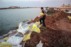 تلاش برای مقابله با سیل در اهواز