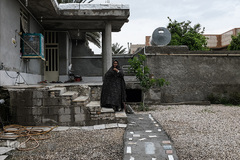 رقیه بعد از فوت مادر از چهار برادر معلول ذهنی بزرگترش و پدر بیمارش پرستاری می‌کند.