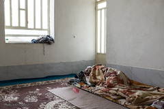 پدر خانواده، عباس رضاییان چندین سال است که با بیماری دست و پنجه نرم می‌کند. به همین خاطر فرزندان معلول او تحت پوشش کمیته امداد امام خمینی(ره) هستند. اما با این وضعیت اقتصادی کار برایشان دشوار شده است.