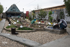 عبدالرضا بیشتر اوقات در سفره‌خانه برادرش جمشید سرش را گرم می‌کند. او به سختی فقط می‌تواند ظرف بشورد.