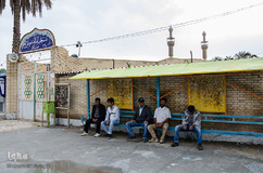 مسجد بزرگ محله، آخرین ایستگاه و پاتوق اصلی این فرشته‌های زمینی است. آنها هر روز با پسرخاله‌شان، نبی، که او هم معلول ذهنی است منتظر باز شدن مسجد می‌نشینند.