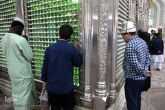 ادای احترام شرکت‌کنندگان در مسابقات بین‌المللی قرآن به امام راحل
