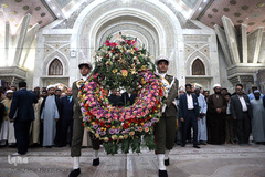 ادای احترام شرکت‌کنندگان در مسابقات بین‌المللی قرآن به امام راحل
