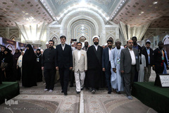 ادای احترام شرکت‌کنندگان در مسابقات بین‌المللی قرآن به امام راحل
