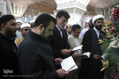 ادای احترام شرکت‌کنندگان در مسابقات بین‌المللی قرآن به امام راحل
