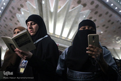 ادای احترام شرکت‌کنندگان در مسابقات بین‌المللی قرآن به امام راحل
