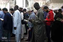 ادای احترام شرکت‌کنندگان در مسابقات بین‌المللی قرآن به امام راحل
