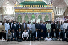 عکس یادگاری متسابقین سی و ششمین مسابقات بین المللی قرآن کریم در جوار مضجع شریف بنیانگذار کبیر انقلاب اسلامی، حضرت امام خمینی(ره)