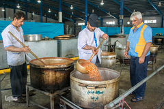 پخت غذا برای سیل‌زدگان خوزستانی توسط موکب‌های خمینی‌شهر