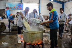 پخت غذا برای سیل‌زدگان خوزستانی توسط موکب‌های خمینی‌شهر