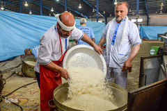 پخت غذا برای سیل‌زدگان خوزستانی توسط موکب‌های خمینی‌شهر