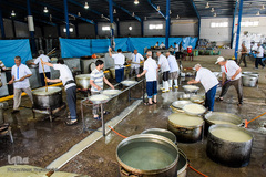 پخت غذا برای سیل‌زدگان خوزستانی توسط موکب‌های خمینی‌شهر