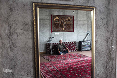 عبدالقدیر گلدیانی، متولد 1358 و ساکن شهرستان گمیشان است. شش ماه بعد از ازدواج هنگام کار در ساختمانی از داربست سقوط می‌کند.