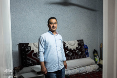 کمال‌الدین اسکندرنیا ساکن شهر گمیشان است. چهارده سال پیش در یک درگیری از ناحیه کمر چاقو خورد و دچار ضایع نخاعی شد. او تعمیرکار موبایل است.