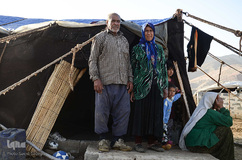 خانواده عشایر عرب زبان ایل خمسه استان فارس. در بسیاری از نسل های قدیمی این ایل، مردان صاحب دو همسر هستند.