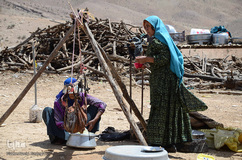دو زن عشایر که هوو هستند در کارهای خانه  با هم شریک‌اند.