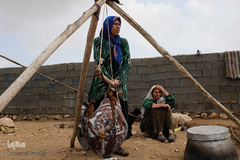 زنان ایل خمسه در حال مشک‌زدن. امروزه در بسیاری از ایل‌ها از مشک‌های برقی استفاده می‌شود، ولی در ایل خمسه به علت نبود برق همچنان به شکل سنتی خود، این کار انجام می‌شود. 