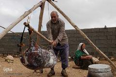 کار مشک‌زدن دستی به خاطر سنگینی آن به نوبت انجام می‌شود. مرد خانه نیز در مشک‌زدن به دو همسر خود کمک می‌کند.