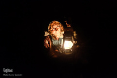 به علت نبودن برق در ایل خمسه، شب‌ها در سیاه چادر فانوس روشن می‌کنند.