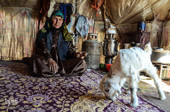 زن عشایر منطقه ارسباران استان آذربایجان شرقی در کومه(سر پناه عشایر این منطقه).