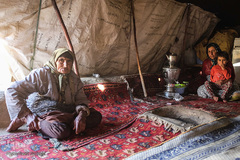 پیرزنی عشایر ساکن تهران در تصویر مشاهده می‌شود.