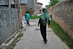 مددکاران بهزیستی زمانی که سیل وارد شهر گمیشان شد، مددجوبان خود را تنها نگذاشتند و با قایق یا تراکتور به آنها کمک‌رسانی کردند؛ این کمک‌ها همچنان ادامه دارد.