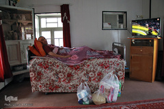 جلیل ارازنژاد، متولد سال 64 است، او اکنون بدلیل تصادف دچار ضایعه نخاعی شده است. مسئولین بهزیستی موظف هستند در سال 2 تا ۴ بار به مددجویان خود سرکشی کنند.