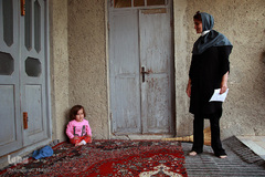 مائده قره‌بایی معلول جسمی مادرزاد است. او پنج سال دارد، مائده کودکی شاد و سرزنده است و میمه را خیلی دوست دارد.