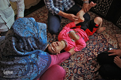 آیلر وکیلی معلول جسمی و ذهنی مادرزاد است. او ۲۹ سال دارد و در خانه پدر و مادرش، از او مراقبت می کنند.