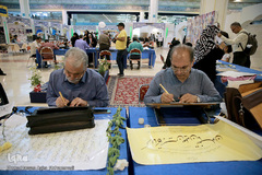 کتابت قرآن کریم در بخش عترت، توسط خوشنویسان قزوینی در دهمین روز بیست و هفتمین نمایشگاه بین‌المللی قرآن کریم