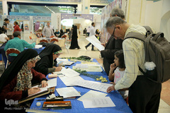 کتابت قرآن کریم در بخش عترت، توسط خوشنویسان قزوینی در دهمین روز بیست و هفتمین نمایشگاه بین‌المللی قرآن کریم